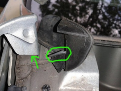 Háček gumy patří pod blatník.