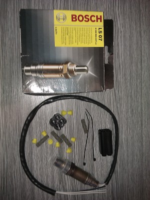 Obsah krabičky. Návod na montáž o velikosti Rudého Práva se na fotku jaxi nevešel :)