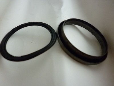 těsnění pro zadní ložisko, vlevo malý zbytek těsnění a vpravo kroužek