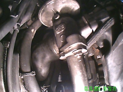 upevnění pod EGR, černá hadice s objímkou, vpravo trubka zpětného sání z výfuku (zaslepeno)