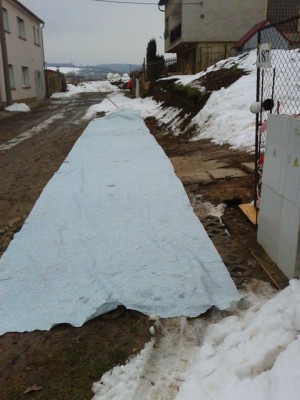 přesah cca 20cm přes asfalt, hromada sněhu vzádu mě odradila to dělat až do konce :)