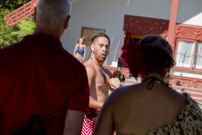 uvítání Maorským bojovníkem v Te Puia