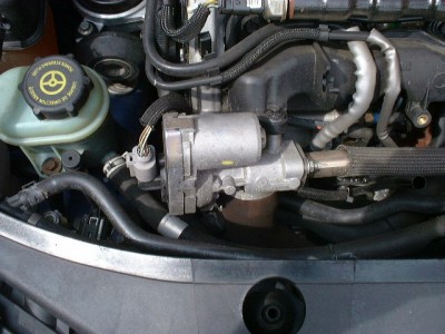 Poznámka: U tohoto EGR se bez rosvícení kontrolky motoru zatím nepodařilo zaslepení ani s otvory.Tento EGR má ovladani ventilu krokovým motorkem.<br /><br />Tak nakonec se podařilo obejít i tento typ EGR,jen je třeba vyndat klapku která reguluje prutok spalovacího vzduchu a pak jde uplně zaslepit přívod spalin do EGR,bez rozvícení kontrolky.<br />EGR Euro4 -nelze zaslepit.jpg