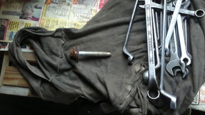 Kvalita mizerná ale takhle zdravý jsou šrouby co drží nápravnici a většina těch "vrchních"