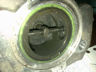 Kde mali byť ložiska. Tie drážky po bokoch púzdra