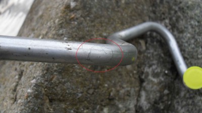 Díra v trubce serva.jpg