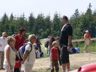 Horst se rozhlíží po krajině.jpg