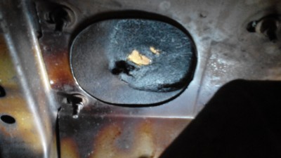 Ohořelá izolace nechybělo mnoho a oheň se rozšířil tunelem na celé auto