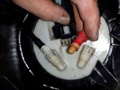 Ford mondeo palivové hadičky.jpg