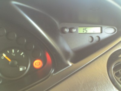 dojezd 15 km, rucicka paliva je uz "pod" nulou