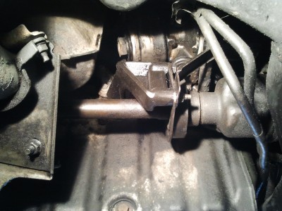 je to utrene takze neni moc videt ze by teklo ale byly jsme to projet a pak jsem se znova dival ze spoda a ten drzak byl zas mokry.