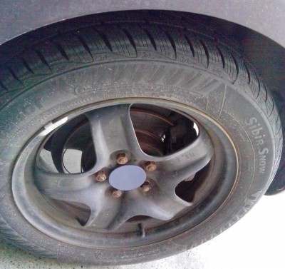 Nasazená středová plastová poklička na plechovém kole 16".