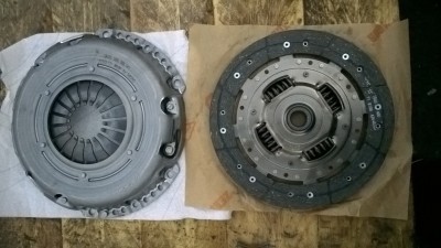 SACHS zrovna vybalená, opět nepříjemně měkká, zatím neklouže (500km)