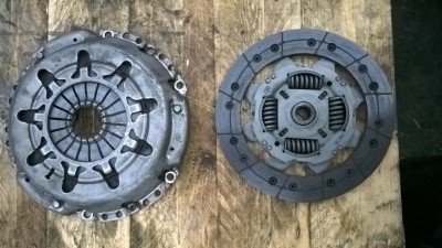 LUK jetá cca 30tkm nepříjemně měkká, klouzala při vyšším výkonu už od zajetí. Před výměnou už poskakovala.