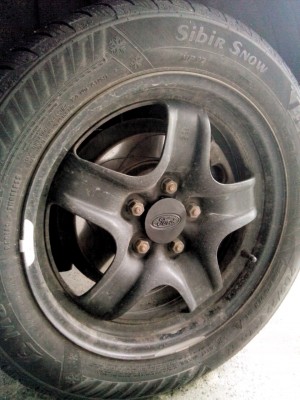 Černá poklička středu kola s logem Ford.