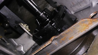 aktualny stav pred opravou, hore vidno este pozostatok z plastu a vytlacacieho piestika