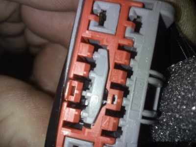 prostor u ovl. topeni, konektor se dvema draty.. detail