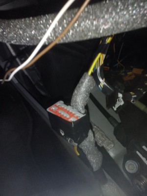 prostor u ovl. topeni, konektor se dvema draty..