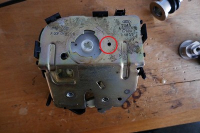 Tady je dírka průměr 3mm, přes kterou je potřeba zatlačit do kolíku zámku.