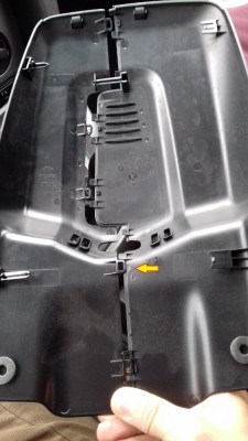 ulomený zobáček viz šipka