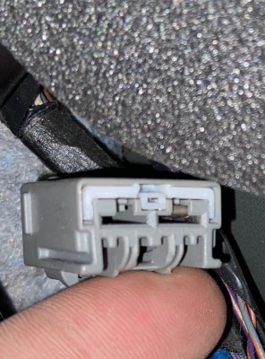 Šedý konektor, jeden pin volný