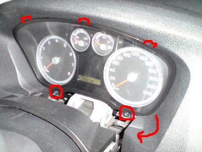 Uvolnia sa dva sroby a potom dospodu sa to vypaci , hore su take vystupky(nakreslene na cerveno). Ja ked som to robil , som mal vytiahnute radio a tak som to odzadu potlacil cez ten otvor.