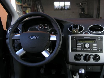 tohle už bylo focené za tmy, ale výsledek je myslím zdařilý. Volant zhrubnul a investice 500 kč taky není nejvíc