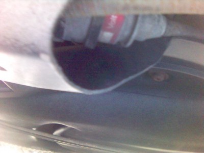 Zatím jsem "čerpadlo" zasunul do plastového dílu, ve kterém vedlo více kabelů a hadiček...