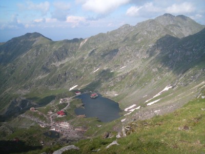 Pleso je 2043 metrů nad mořem.