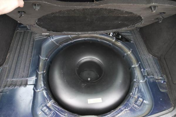 Toroidni nadrz. Uprostred je videt misto na ruzne drobnosti. Nekdy zde byva umisteny multiventil...