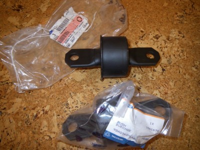 Predné silentbloky pozdĺžnych ramien zadnej nápravy.