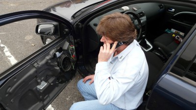 Uřvanej navádí Ginese...