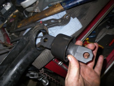 Predný silentblok pozdĺžneho ramena - pred nalisovaním - teda nový.