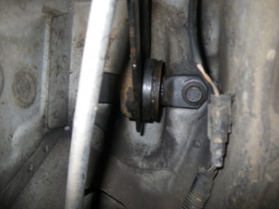 Ľavý predný silentblok pozdĺžneho ramena pred demontážou a výmenou.