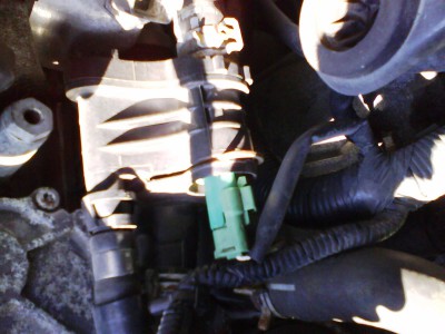 Teleso termostatu - zelený konektor je na snímač teploty motora.