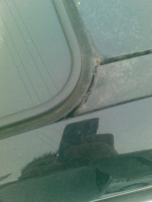tohle nevím jestli je běžné, nebo po nějakém zásahu?? roh okna u řidiče