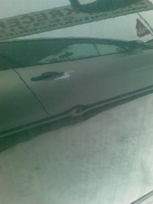 důlek na dveřích a nad ním škrábanec