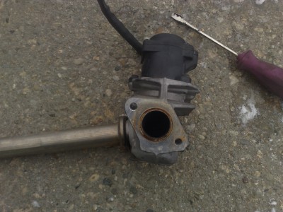 tam vidno tu spojku rury a egrka...