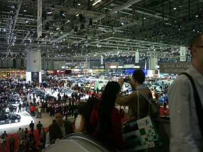 To modre vpravo vzadu je expozice Fordu