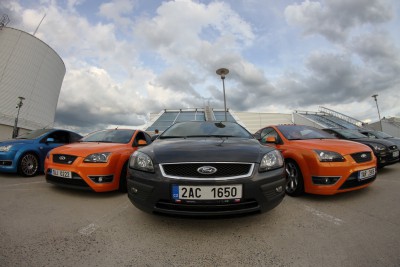 Giggo a jeho oranžový bodyguardi..