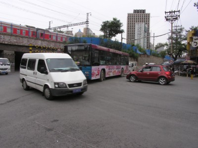 Dalsi policista "ridi" dopravu - viz cepice za cervenym autem ...
